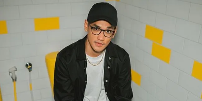 Afgansyah Reza Pajang Foto Selfie Tak Pakai Kacamata, Pesona Gantengnya Bikin Pangling!