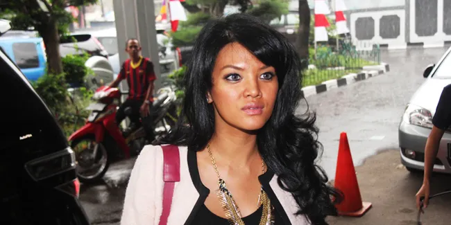 Agama Dipertanyakan, Farah Quinn Posting Video Anaknya Salat