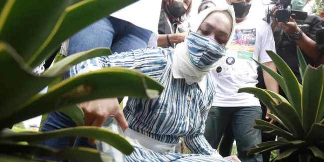 Akhirnya Bebas, Angelina Sondakh Curhat Ketika Kunjungi Makam Mendiang Adjie Massaid