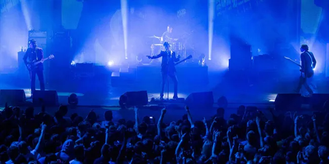 Aksi Arctic Monkeys Bawakan Album 'AM' di iTunes Festival 2013