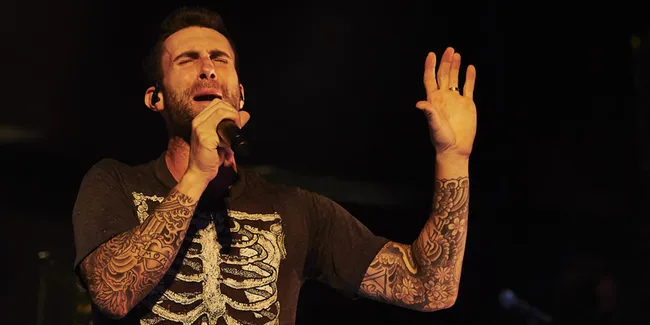 Aksi Menarik Maroon 5 Bawakan 'Ticket To Ride' The Beatles