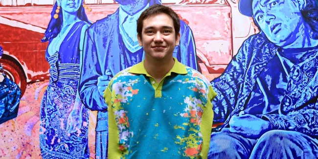 Akting Sebagai Pengidap Saraf Lumpuh, Adipati Dolken Jadikan Fisikawan Stephen Hawking Acuan