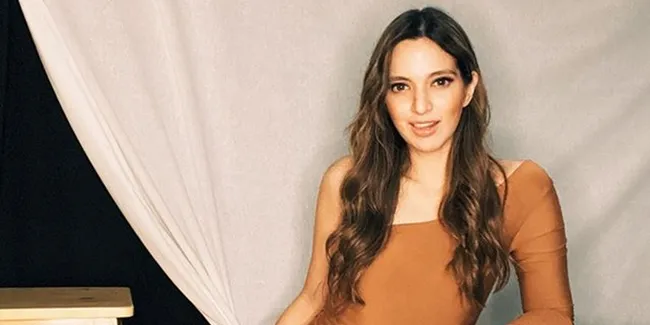 Alih-Alih Cari Penghapus, Nia Ramadhani Malah Hapus Tulisan di Papan Pakai Baju!