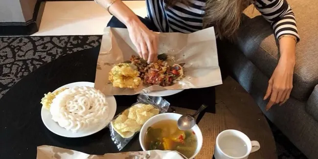 Tamara Bleszynski Makan Nasi Bungkus Pakai Tangan, Sempat Disebut Bangkrut