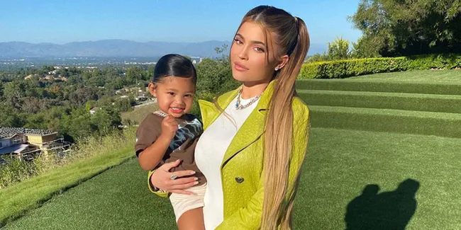 Anak Sultan! Stormi Webster Pakai Tas Ransel Hermes di Hari Pertama Masuk Sekolah