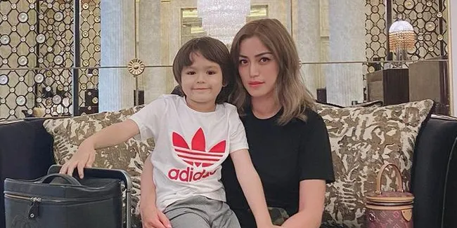 Anggap Dunia Sedang Tak Berpihak Padanya, Jessica Iskandar Harus Bangkit Demi El Barack