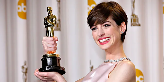 Anne Hathaway - Chloe Moretz Gabung di Film Komedi Gelap