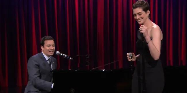 Anne Hathaway Sulap Musik Rap Jadi Bergaya Broadway!