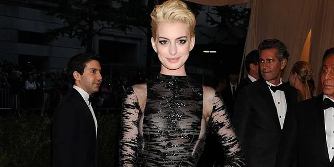 Anne Hathaway Tampil Bak 'Vampir Seksi' di Met Ball 2013