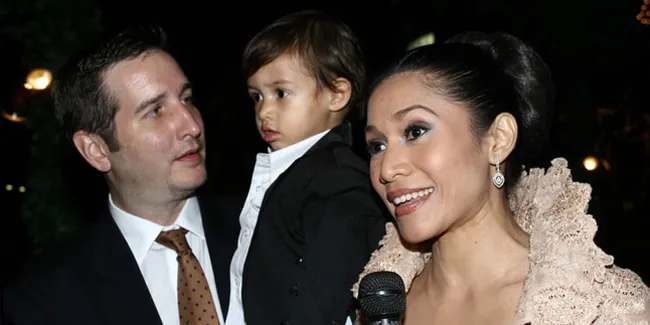 Anne J Cotto Resmi Bercerai