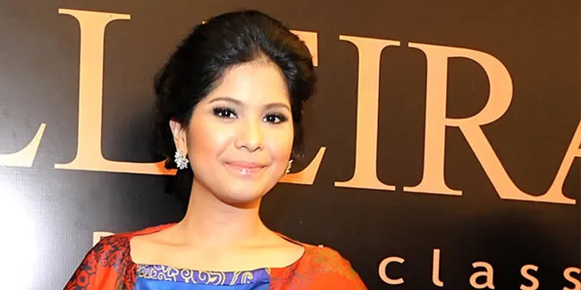 Annisa Pohan Istirahatkan Kulit di Dalam Mobil