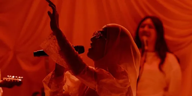 Arti dan Makna Lagu Runtuh Feby Putri Ft. Fiersa Besari yang Mengungkap Kerapuhan Manusia di Balik Topeng