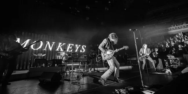 Arti dan Makna Lagu Secret Door - Arctic Monkeys, Ketika Pintu Rahasia Menyimpan Sepi - Cinta Tersembunyi