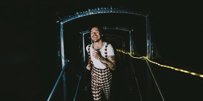 Arti dan Makna Lagu Sign of the Times yang Menyentuh Tentang Hidup dan Kematian