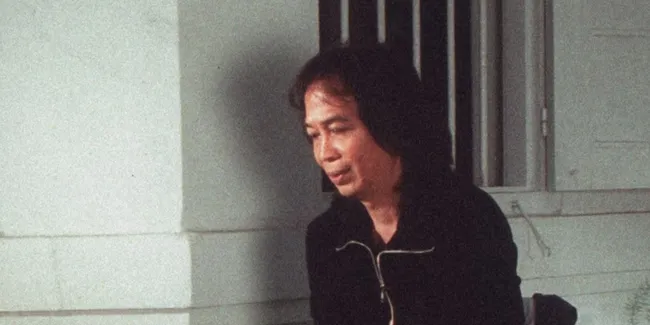 Arti Makna Cinta - Chrisye, Kisahkan tentang Perasaan Jatuh Cinta yang Tulus