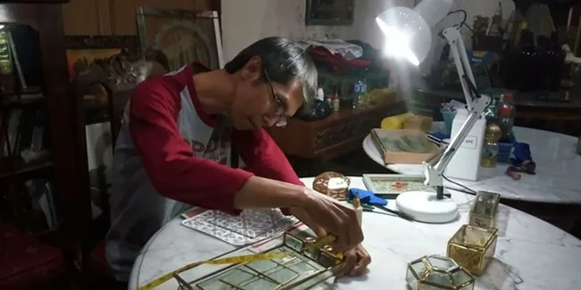 Artistik, Desain Kotak Cincin Dan Hantaran Kahiyang Terbuat Dari Kaca Motif Batik