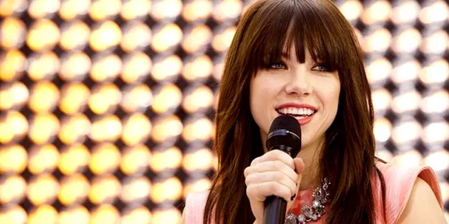 [Audio] Carly Rae Jepsen Tulis Lirik 'This Kiss' di Ponsel