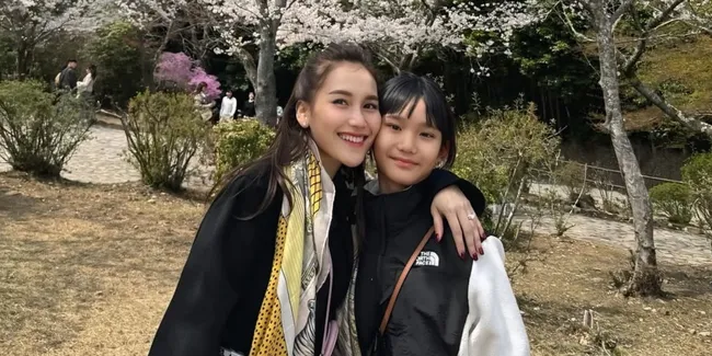 Ayu Ting Ting Kompak Bak Kakak Adik dengan Putrinya,  Akui Suka Pakai Skincare Bilqis