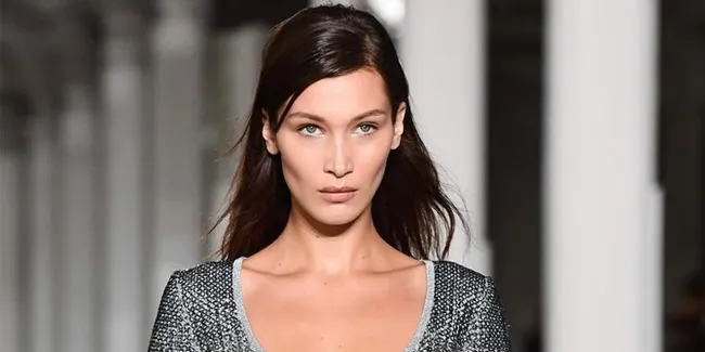 Bahagia Balikan, Bella Hadid & The Weeknd Gandengan Mesra di Depan Publik