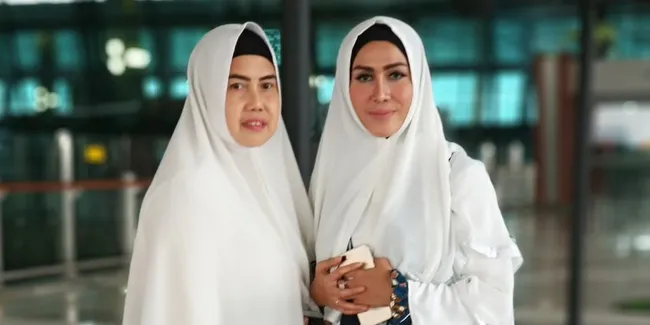 Banyak Masalah, Ratu Meta Pergi Umrah Bersama Ibunya &#38; Doakan Haters