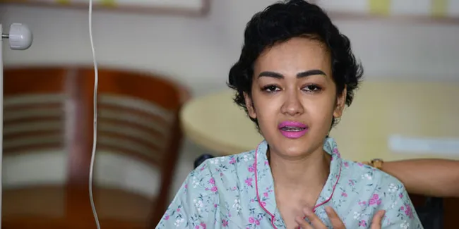 Banyak Teman Menjenguk, Kondisi Julia Perez Makin Membaik