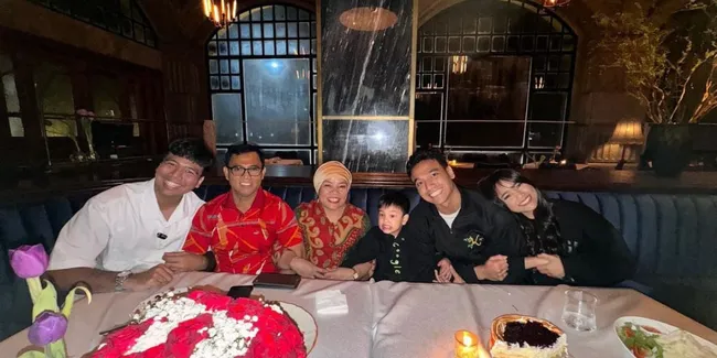 Bareng Keluarga Tercinta, Intip Potret Birthday Dinner Ulang Tahun Fadly Faisal ke-24