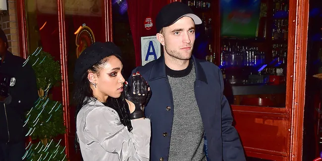 Baru Pacaran, Robert Pattinson - FKA Twigs Sudah Tunangan?