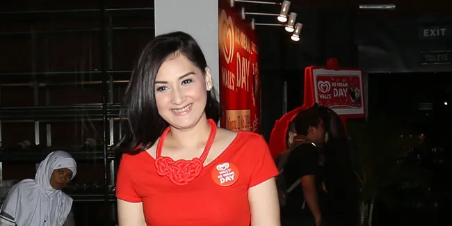 Batasi Gadget, Mona Ratuliu Konsisten Dampingi Anak