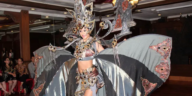 Bawa Harum Nama Indonesia, Siapa Sih Di Balik Costume Elvira?