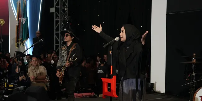 Bawakan Sederet Lagu, KOTAK Sukses Bakar Semangat para Wisudawan Universitas Mercu Buana