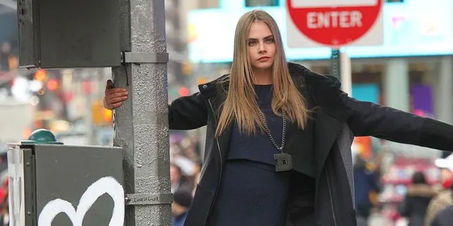 Bayaran Rp 159 M, Cara Delevingne Nggak Mau Beri Uang Pengemis?
