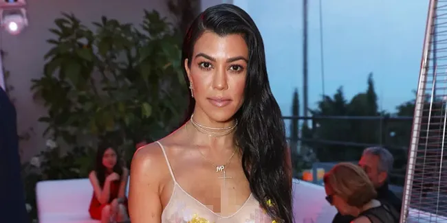 Beda 14 Tahun, Kourtney Kardashian & Pacar Brondongnya Gandengan
