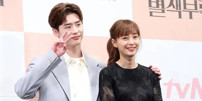 Beda Usia 10 Tahun, Lee Jong Suk dan Lee Na Young Cute di Preskon Drama