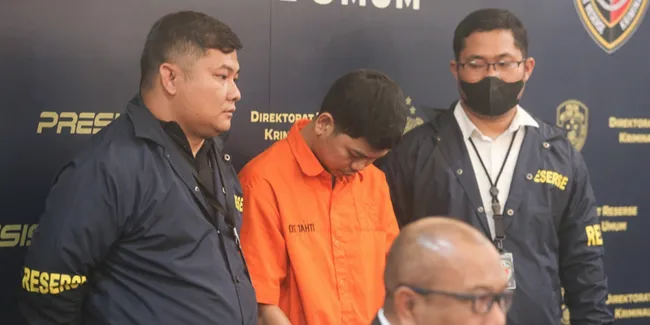 Begini Wajah YA Pacar Tamara Tyasmara Kala Ditampilkan Polisi, Tak Berani Mendongak - Cuma Tertunduk Lesu