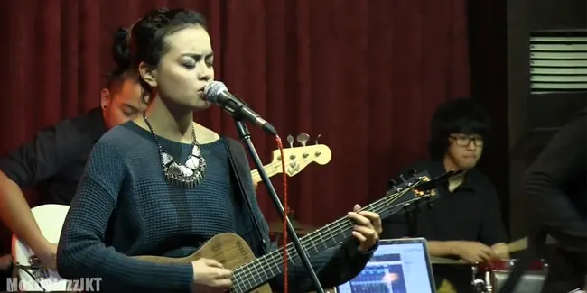 'Begitu Indah', Saat Eva Celia Nyanyi Sambil Main Gitar