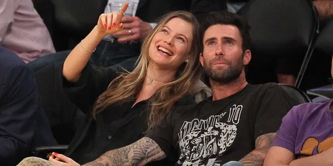 Behati Prinsloo Pamer Foto Mesra Bareng Adam Levine, Awas Baper!