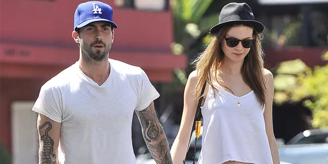 Behati Prinsloo Pamer Perut Buncit, Adam Levine Tak Mau Kalah