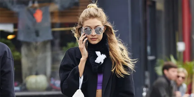 Belahan Dress Super Tinggi, Gigi Hadid Pamer Kaki Indahnya