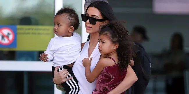 Belanja Buat Halloween, Kim Kardashian Ajak North & Saint West Jalan-Jalan