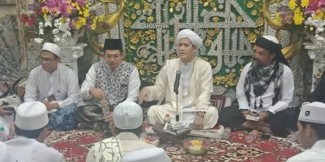 Belasan Artis Berbaur Dengan Jamaah Lantunkan Salawat Bersama Gus Anom