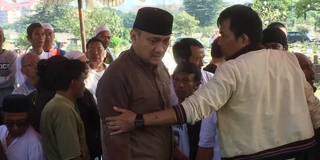 Belepotan Tanah di Liang Lahat, Adi Bing Slamet Makamkan Ibunya