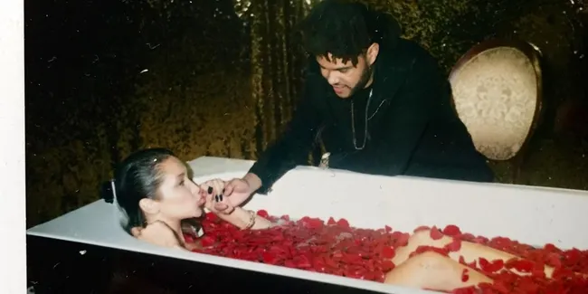 Bella Hadid & The Weeknd Pamer Kemesraan dan Berciuman di Coachella 2018