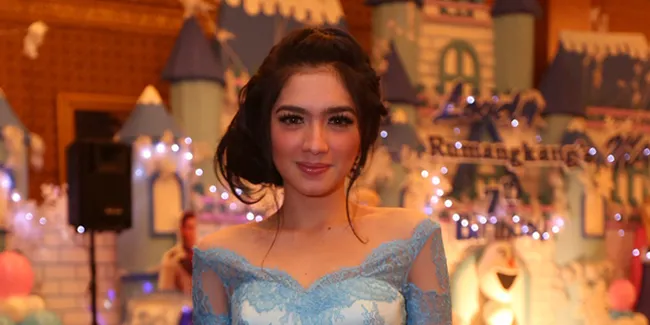 Belum Mau Bicara, Angel Karamoy Kabur Dari Wartawan