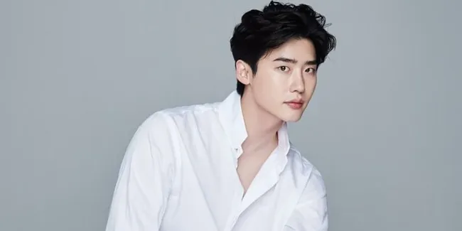 Belum Selesai Wajib Militer, Lee Jong Suk Dikabarkan Bakal Tampil di Film 'THE WITCH 2'