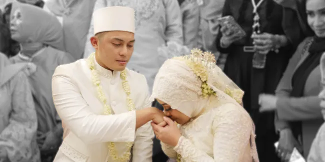 Berapa Perbedaan Usia Fadel Islami dan Anak Pertama Muzdalifah?