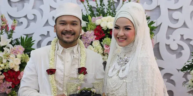 Berbalut Hijab Putih Cantik, Marsha Natika Resmi Menikah