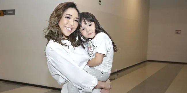 Berdiam Diri di Rumah, Ini Cara Gisella Anastasia Agar Gempi Tetap Happy