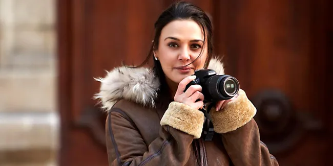 Bergaya Formal Dengan Nuansa Putih, Preity Zinta Cantik Elegan