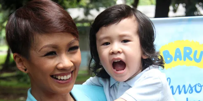 Berikan Ilmu Agama Ke Anak, Melanie Putria Beri Contoh Langsung