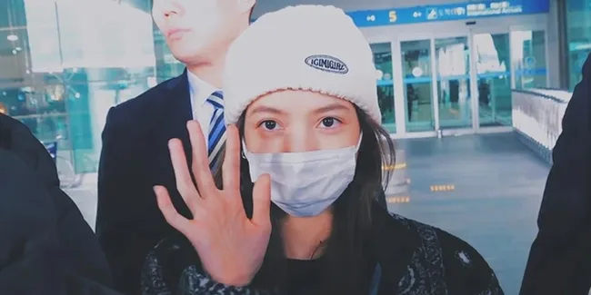 Berinteraksi dengan Penggemar di Bandara, Reaksi Lisa BLACKPINK Jadi Sorotan